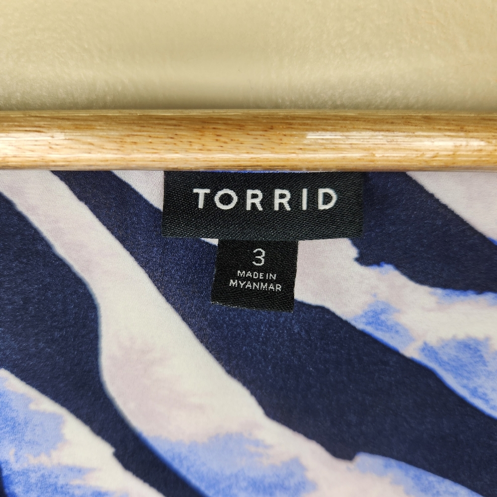 Torrid Flowy Blouse Flutter Sleeve Zebra Stripe B… - image 4